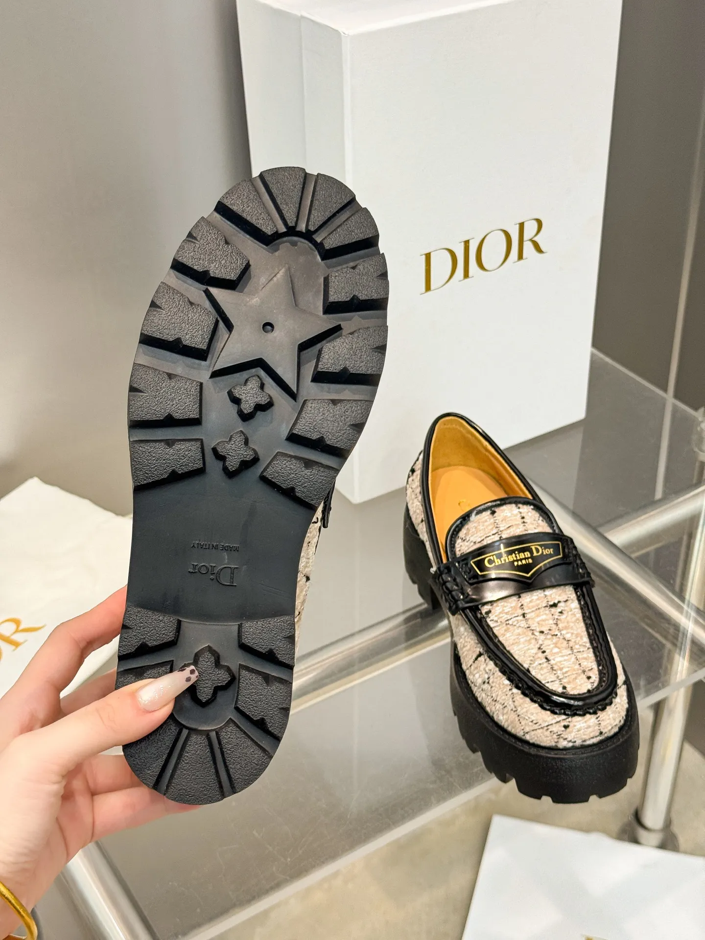 👟👟Ex-factory price 600👟👟 Dior 2024 new autumn and winter D-Boy letter logo color-blocked thick-soled women's shoes. Star's same style slip-on belt buckle round-toe retro low-heeled loafers. Material: imported open-edge beaded cowhide stitching eco-friendly rattan plaid tweed + water-dyed sheepskin lining + original molded IP outsole. Bottom thickness: 3.5CM Size: 35-42 (41.42 customized, non-refundable and non-exchangeable)
